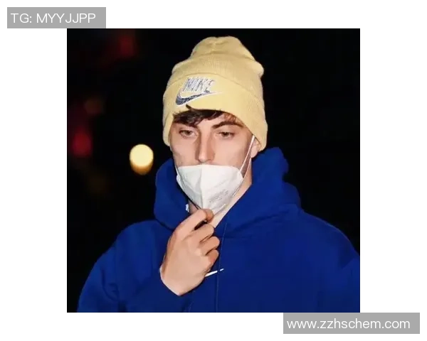 足球女守门员英姿：球星头像展现力量与优雅